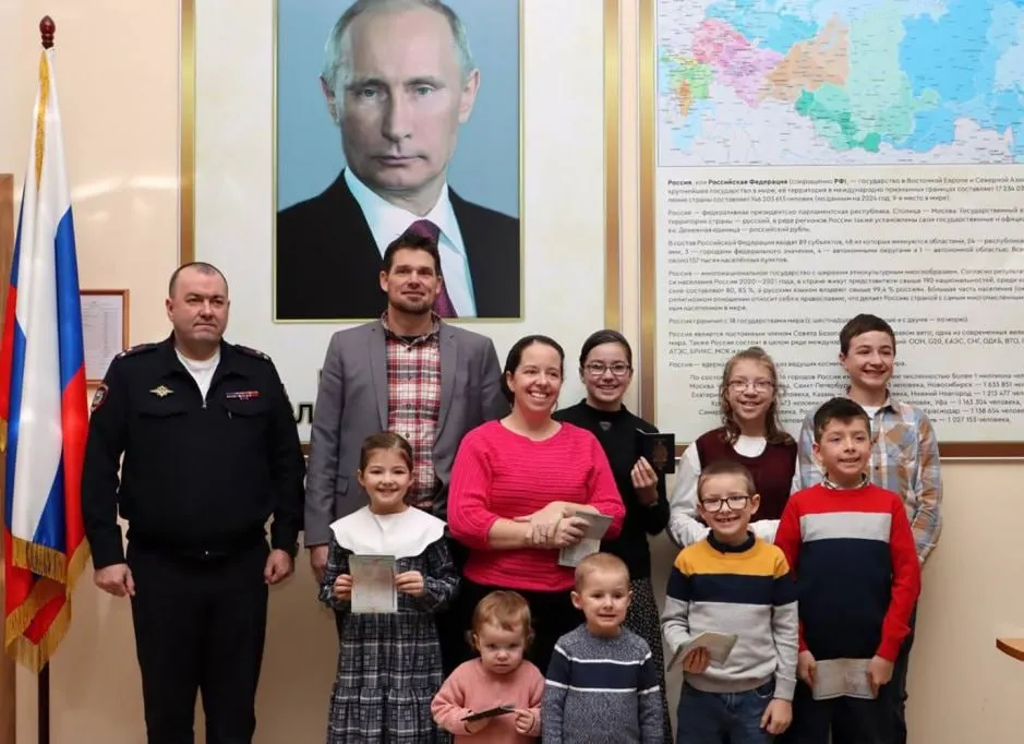 В 2025 году более тысячи иностранных граждан оформили специальные визы для переезда в Россию как лица, разделяющие «традиционные российские духовно‑нравственные ценности». Большинство виз выдали гражданам Германии, Франции и США.