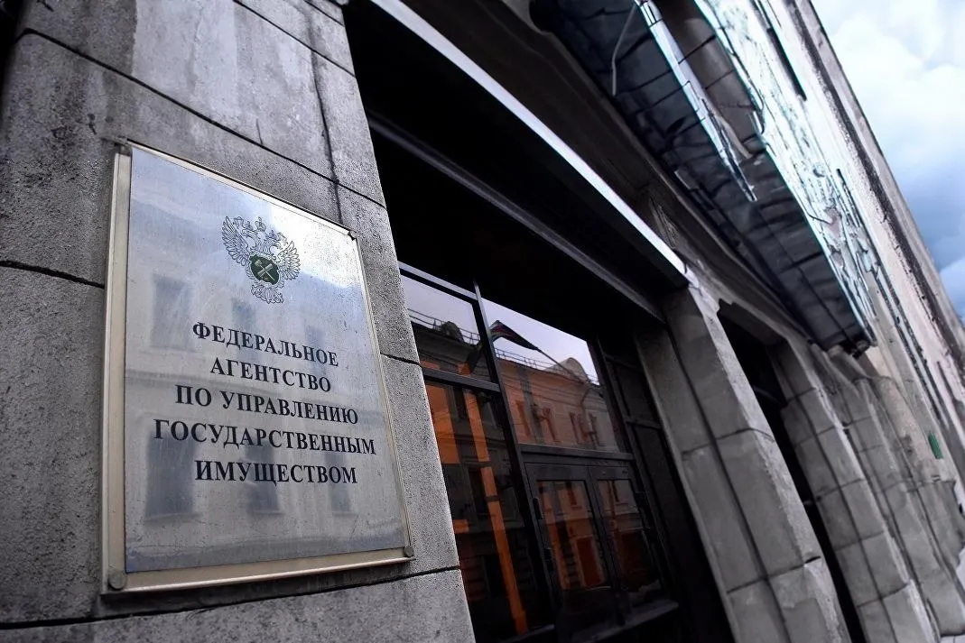 Закон отменяет привязку продажи конфискованного жилья к ценовому порогу и убирает обязательную шестимесячную паузу между неудачными аукционами. Вводятся требования к оценщикам и организаторам торгов, а также особая норма по религиозной собственности.
