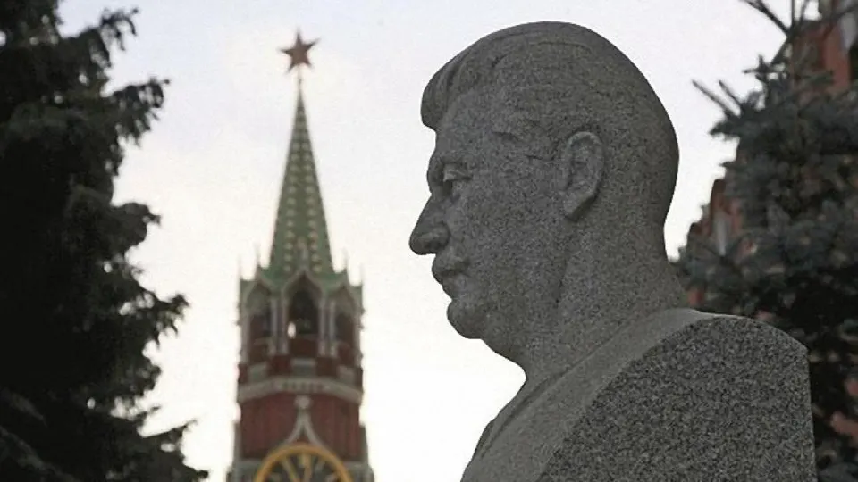 Отсутствие главы Центробанка на ПМЭФ и сообщения анонимных источников вызвали разговоры о её возможной отставке и о перестановках в правительстве — обсуждаются потенциальные преемники и сценарии перехода к мобилизационной экономике.