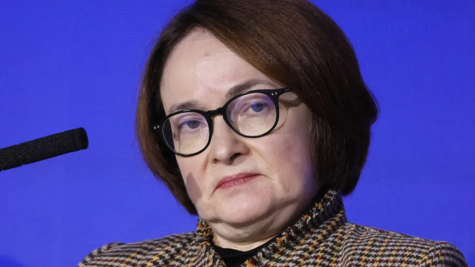 Резкий рост цен на бензин и обрушение выпуска нефтепродуктов создают инфляционное давление и могут отложить или свести на нет планы по существенному смягчению денежно-кредитной политики.