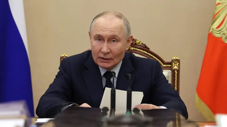 Президент заявил, что инвестиционной паузы нет: спад объясняют сдержанностью из‑за макромер и высоких ставок, сокращают вложения крупнейшие компании, а бюджетные возможности для стимулирования ограничены.