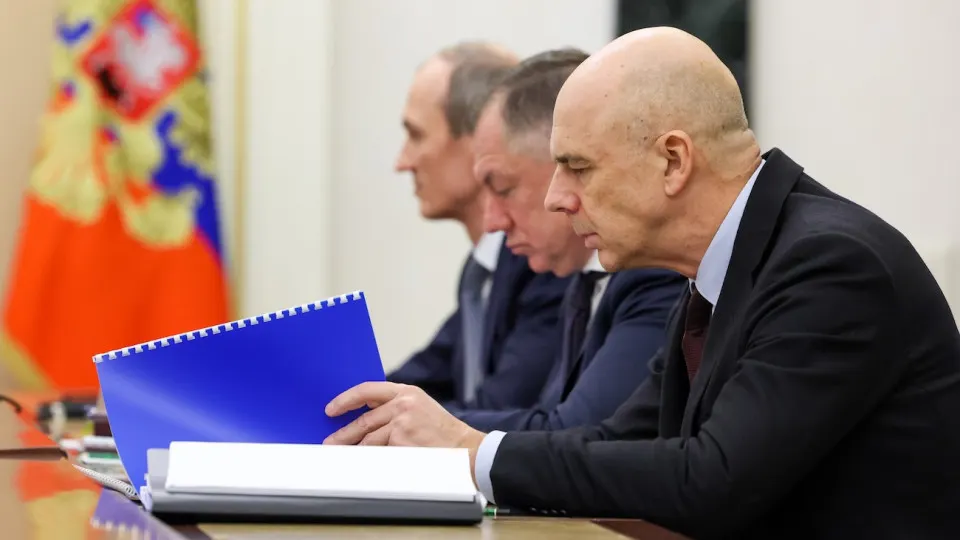 Индекс RGBI резко упал, а доходности длинных облигаций федерального займа достигли 15,5% — рынок реагирует на рост бюджетных расходов, военные траты и осторожную политику Центробанка.