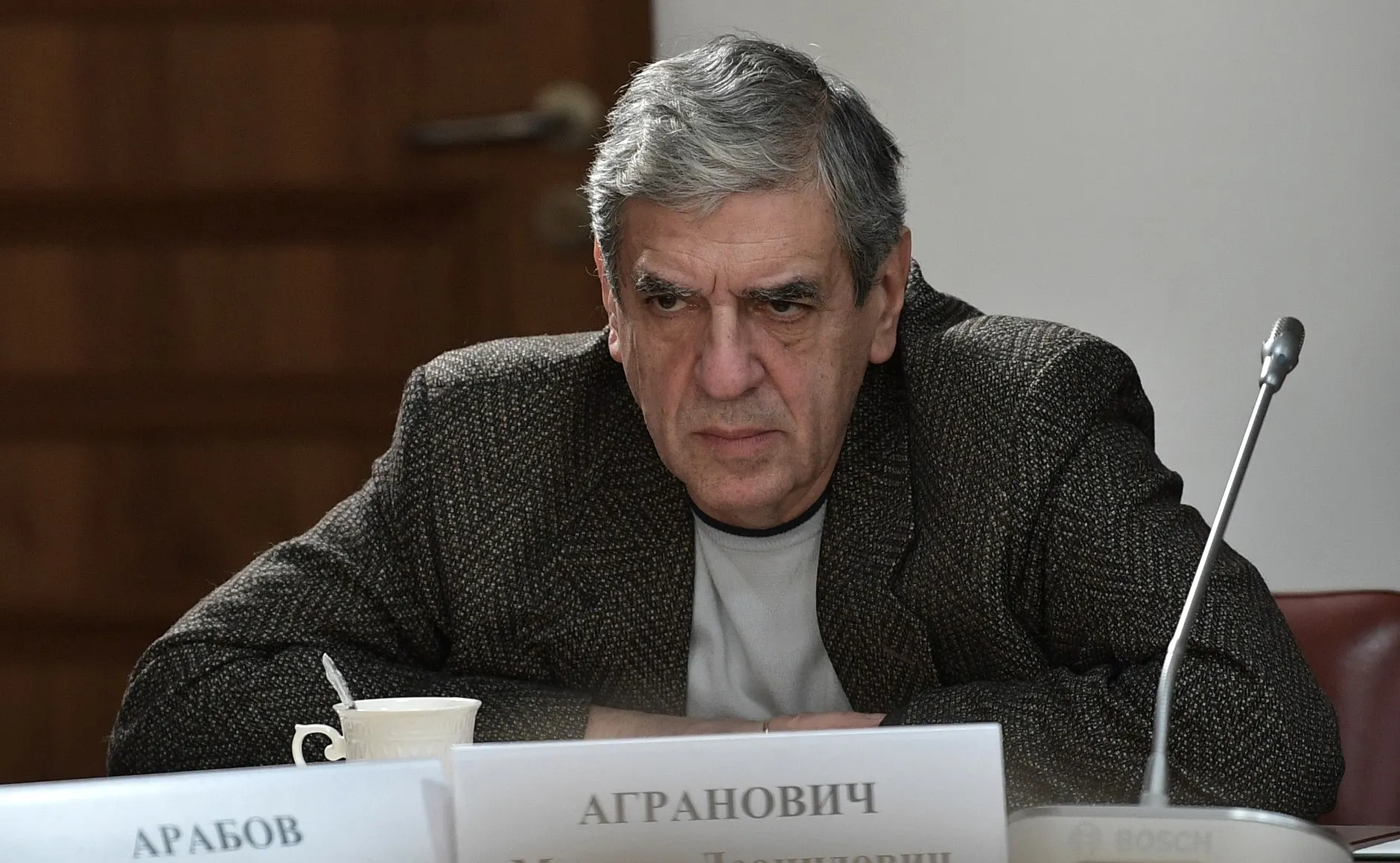 Операторский факультет ВГИК объявил набор в специальную группу мастерской Михаила Аграновича: бесплатное обучение с 2027 года обещают при условии годового контракта с Минобороны на службу в войсках беспилотных летательных аппаратов. Студентам предлагают общежитие, льготы и статус ветерана, но юристы и правозащитники предупреждают о риске обмана с гарантиями увольнения.