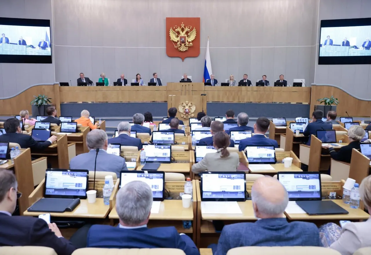 По данным исследования, инициативы правительства проходят в Госдуме значительно чаще, чем депутатские проекты: 84% против примерно 25%. Президентские законопроекты проходят почти всегда — 99%. Эксперты отмечают, что авторство бывает формальным, а многие депутатские инициативы разрабатываются исполнительной властью.