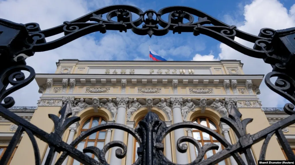 Банк России понизил прогноз роста экономики на 2026 год до 0–1% и повысил прогноз инфляции до 6–7%. Регулятор также пересмотрел оценки бюджетного дефицита, цены на нефть и параметры внешней торговли.