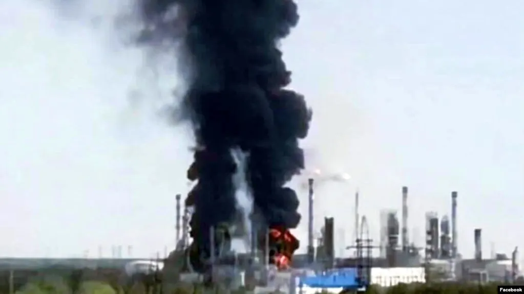 25 июля Тюменский нефтеперерабатывающий завод остановил переработку нефти после удара беспилотника: загорелись установки гидроочистки и производства высокооктанового бензина.