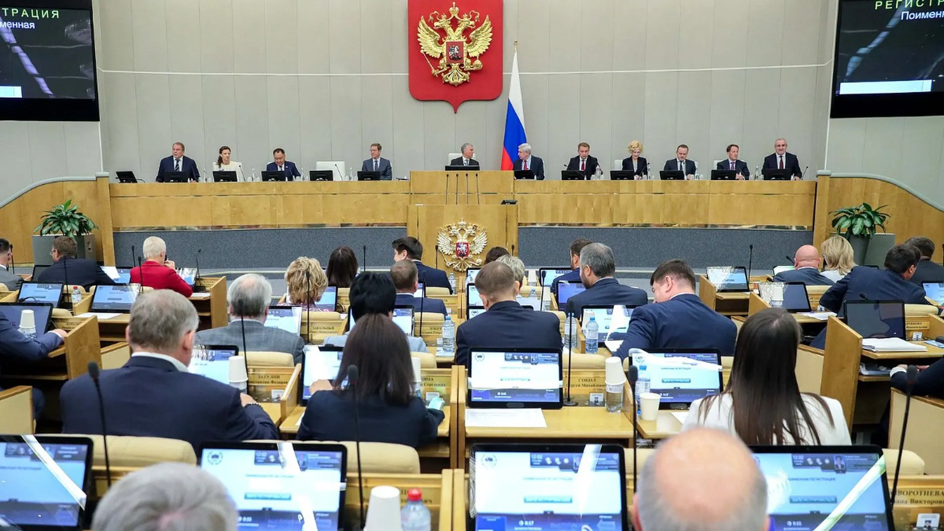 Совет Госдумы рекомендовал включить в повестку 22 июля законопроекты о наборе ограничений для лиц, осуждённых или привлечённых по ряду статей и находящихся за границей; реестр таких лиц будет вести Минюст.
