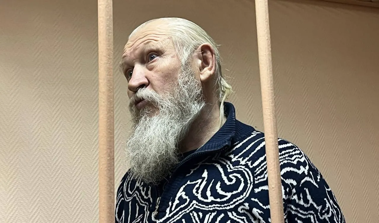 В обновлённый перечень внесён бывший депутат Госдумы Михаил Глущенко, ранее осуждённый за соучастие в убийстве Галины Старовойтовой; в криминальной среде он известен как «Миша Хохол» и связывается с тамбовской ОПГ.