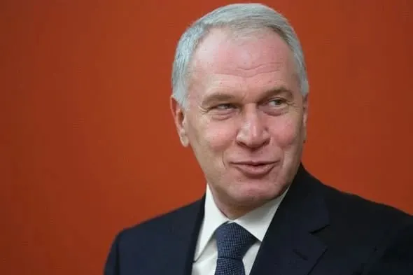 Указ о награждении опубликован на портале правовых актов. Ковальчука отметили за вклад в социальные проекты, сохранение культурно-исторических ценностей и благотворительность; Forbes оценивает его состояние примерно в $2 млрд.