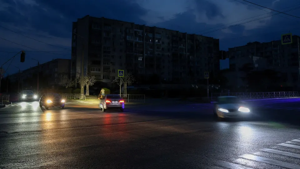 Из‑за нехватки бензина и роста цен в ряде регионов с начала лета снизили число автобусных рейсов и повысили тарифы — ограничения затронули Крым и более десяти областей.