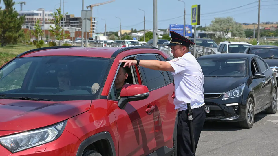 Власти региона направили силовиков на самые загруженные автозаправки после инцидента со стрельбой. В регионе действуют лимиты на продажу топлива, очереди достигают нескольких часов.