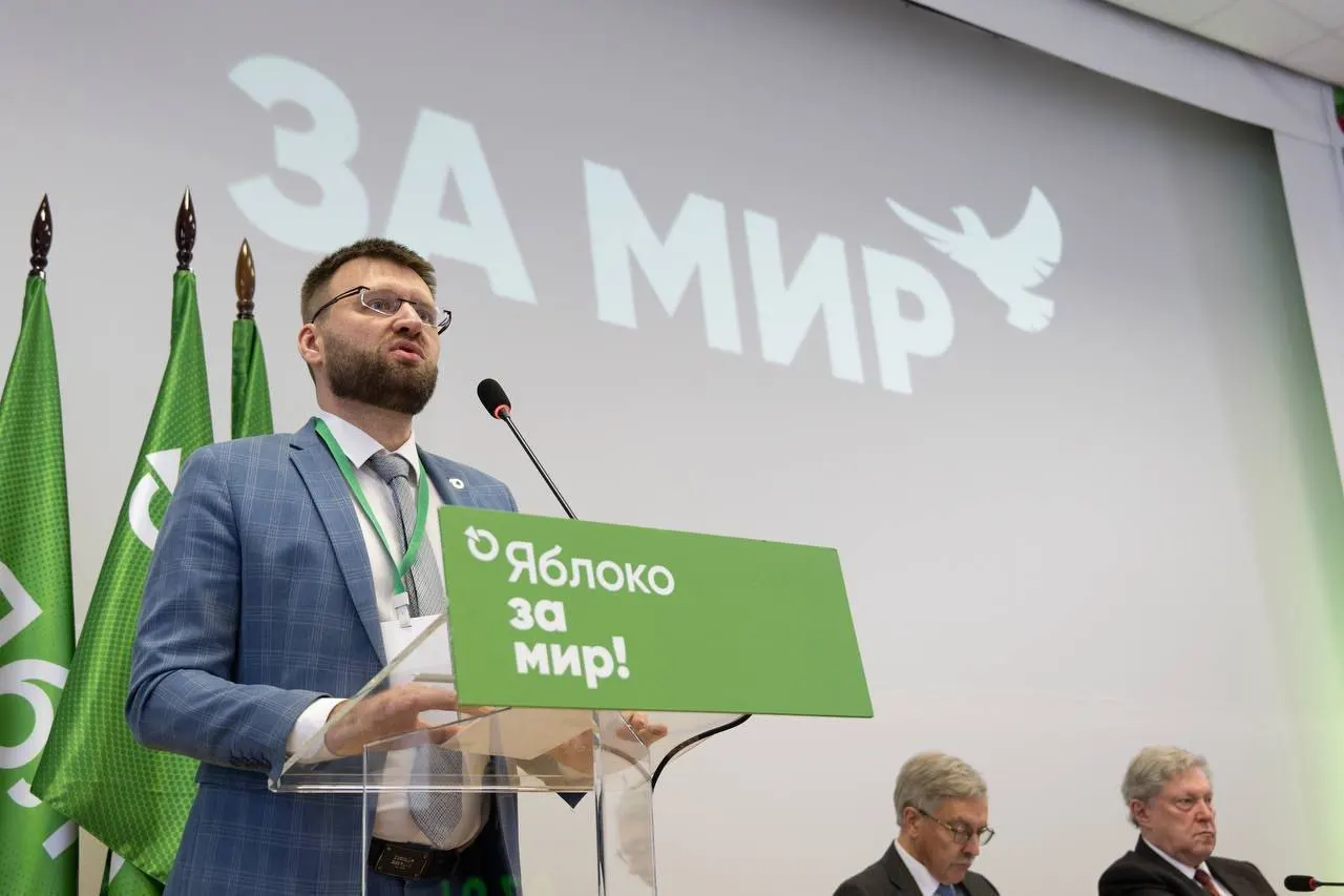 Ведомство сочло «фактами политической деятельности» поздравление от лидера партии, участие в памятных акциях, поездки в суд и появление в ролике с бумажными самолётиками и оставило статус, присвоенный в 2024 году.