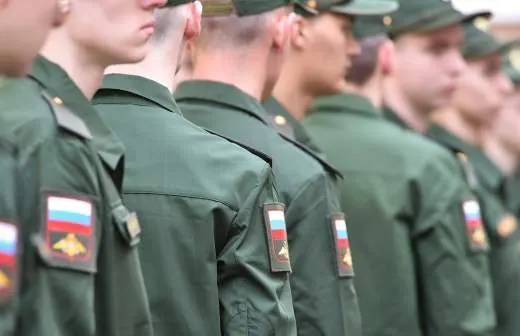 Правительство поддержало законопроект, который позволит направлять солдат‑срочников на службу в пожарные подразделения МЧС для тушения пожаров и аварийно‑спасательных работ в городах и селах. По оценке ведомства, в МЧС могут направить до 5 тысяч призывников на фоне ежегодного снижения численности караулов.