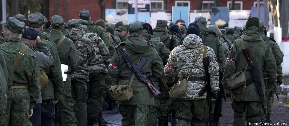 Вокруг возможного расширения призыва в РФ в октябре 2026 года появляются противоречивые сигналы — от заявлений иностранных лидеров и расследований до официальных опровержений. Разбираем ключевые факты и возможные сценарии.