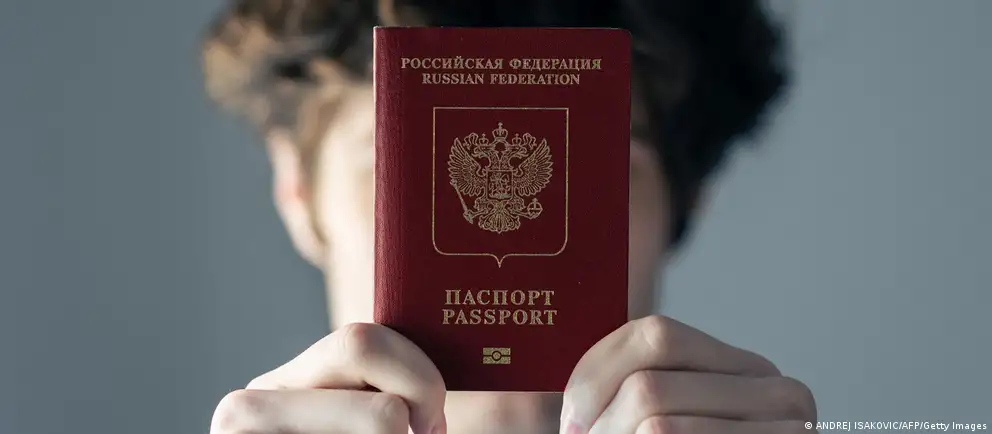 После возражений Франции и Италии Евросоюз предложил ограничить запрет на краткосрочные визы лишь для непосредственных участников войны в Украине, а также расширил перечень гуманитарных и служебных исключений.