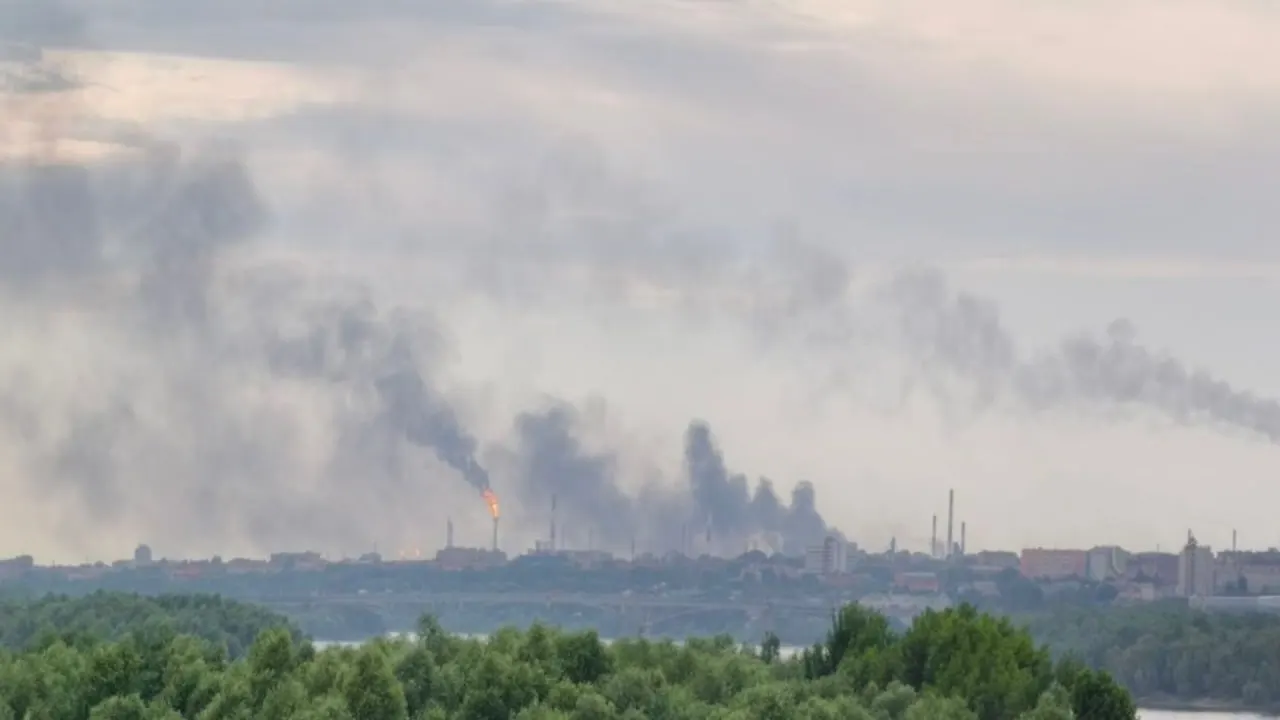 Беспилотники впервые долетели до Омска: после взрывов на Омском нефтеперерабатывающем заводе возник пожар. Власти подтверждают сбитые БПЛА, ситуация уточняется.