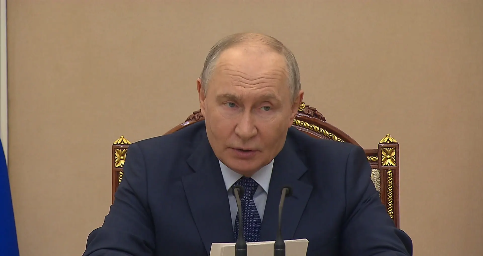 На совещании обсуждали рост ВВП, исполнение бюджета и поручения по поддержке регионов; правительство отмечает устойчивость экономики несмотря на трудности на топливном рынке.