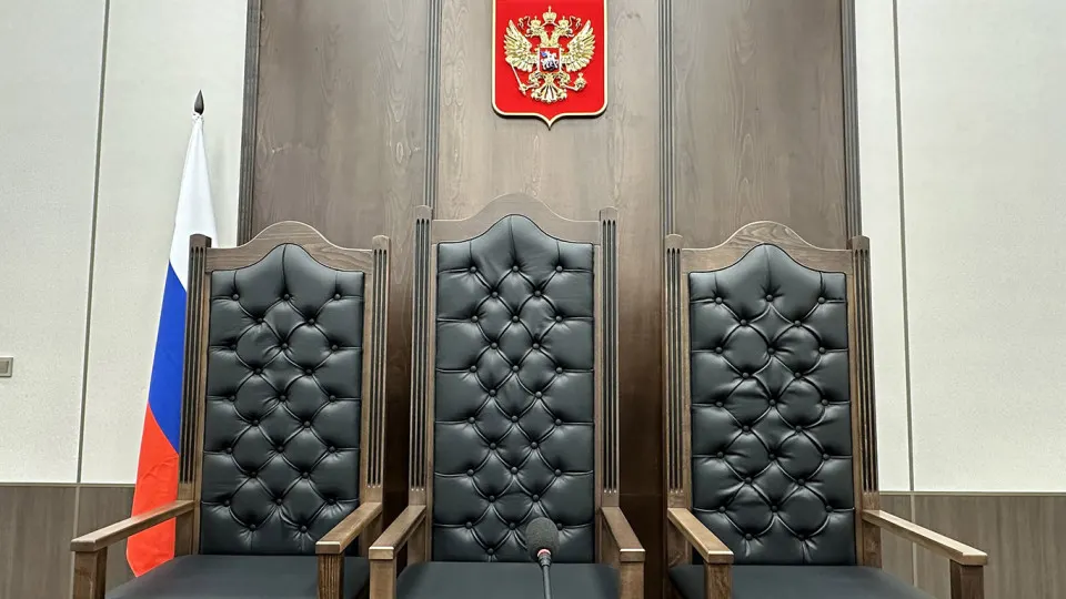 Правительственная комиссия поддержала законопроект о смягчении требований к образованию для ряда должностей в аппаратах судов — инициативу представил Верховный суд с целью снизить дефицит кадров и привлечь молодёжь.