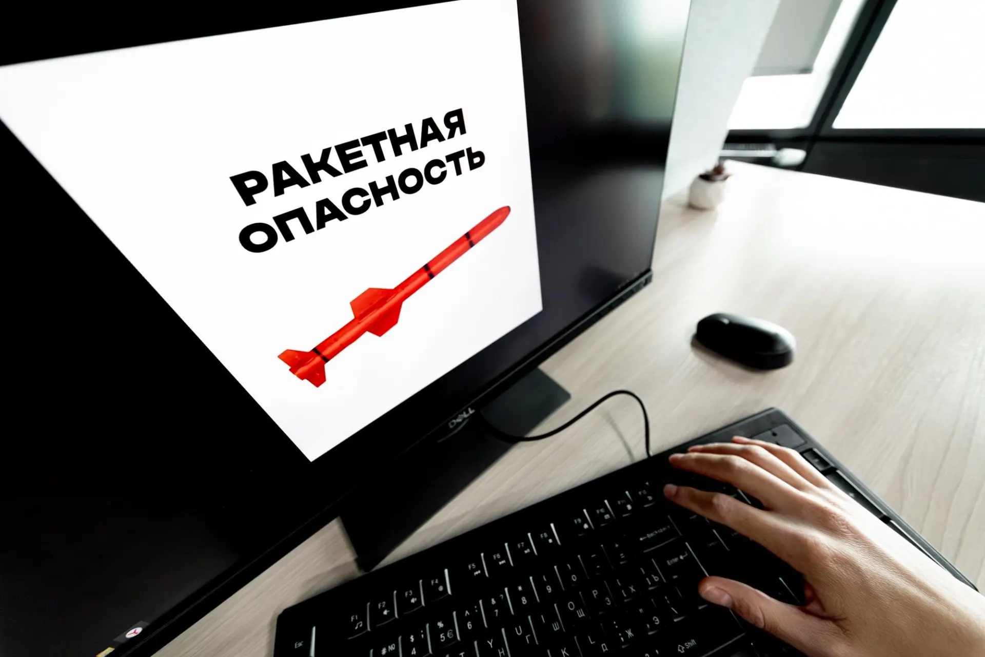 В ряде регионов, включая Воронежскую область, звучат сигналы воздушной тревоги после сообщений о ракетной угрозе. Подробности уточняются.
