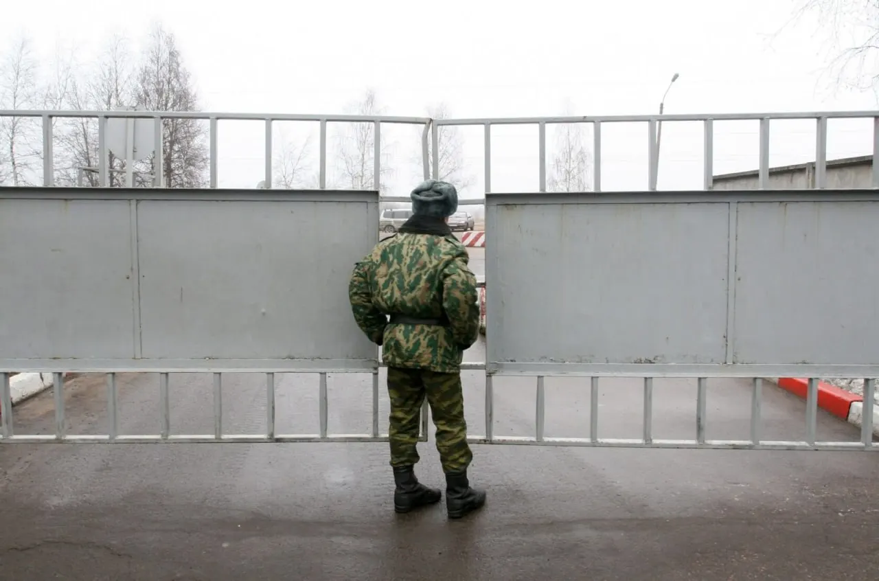 Депутат из Томска заявил, что военнослужащих всё чаще отмечают как «самовольно покинувших часть», из‑за чего семьи теряют право на компенсации; выплаты затягиваются, а число таких случаев по разным оценкам достигает десятков тысяч.