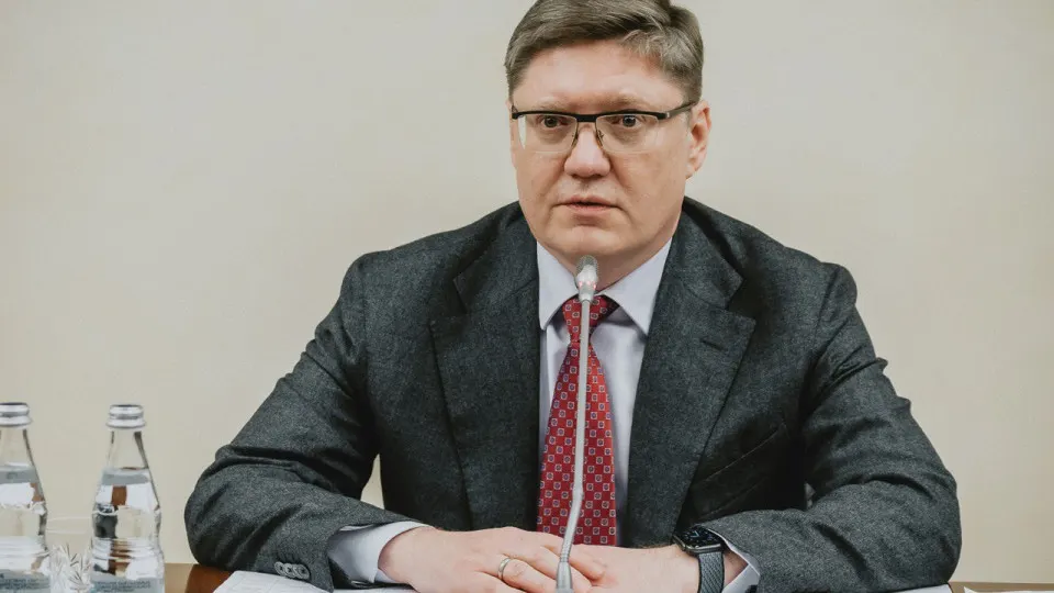 Заместитель руководителя фракции «Единая Россия» Андрей Исаев связал дефицит топлива с ударами по НПЗ и призвал граждан не поддаваться манипуляциям. Тем временем производство топлива резко сократилось, введены ограничения и появились очереди и конфликты на заправках.