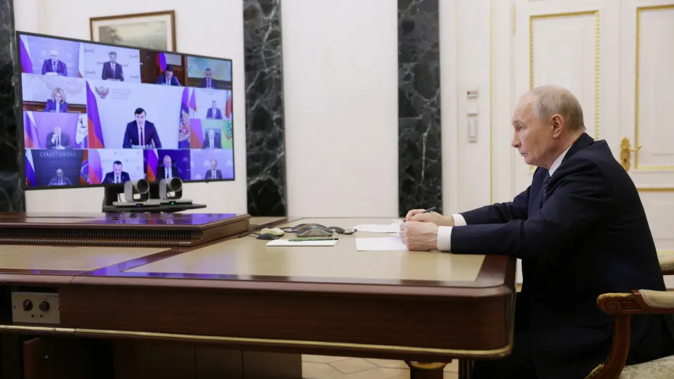 Глава государства поддержал предложение губернатора Забайкалья о строительстве сети небольших нефтеперерабатывающих заводов на фоне сокращения переработки и перебоев с поставками топлива после атак беспилотников.