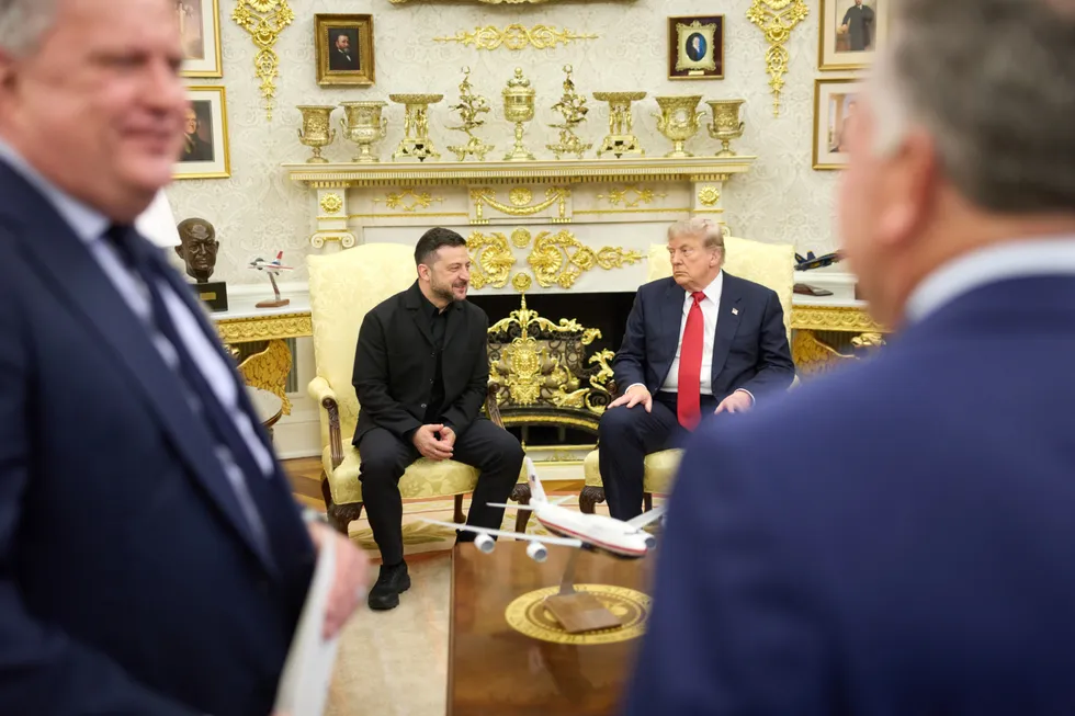 Президент Украины встретился с Дональдом Трампом в Белом доме. Обсуждали экстренный запрос на ракеты для систем Patriot, возможные визиты спецпосланников и дальнейшую поддержку в Конгрессе США.
