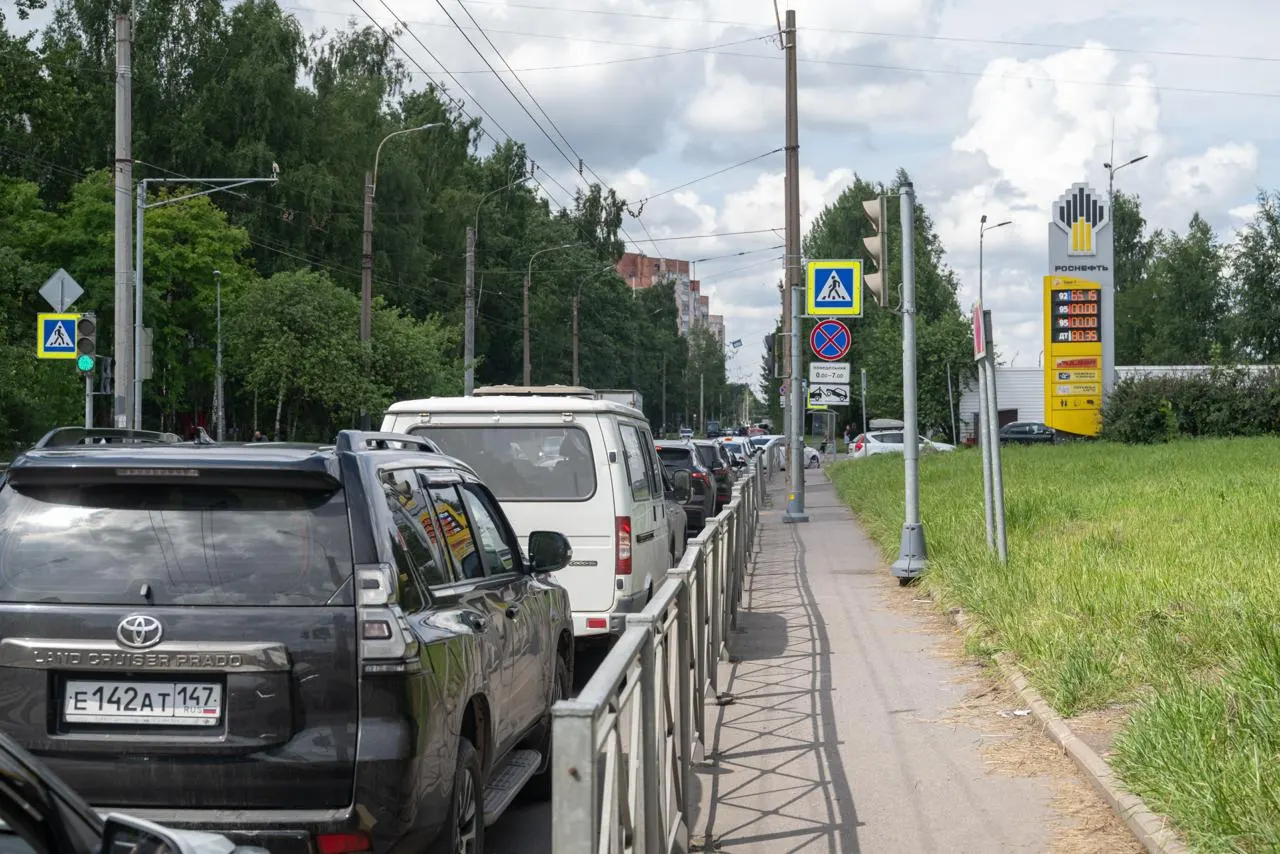 Проверка нескольких заправок в городе показала: пока что городские АЗС продолжают получать и продавать бензин Евро‑5, сотрудники советуют водителям сами смотреть документы на поставку.