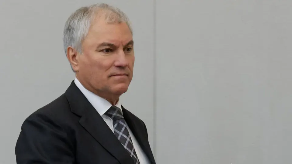 На фоне острого дефицита топлива спикер Госдумы выступил за приоритетное развитие городского электротранспорта. Депутаты отмечают, что модернизация трамваев поможет снизить нагрузку на дороги, тогда как сокращение производства бензина и атаки на топливную инфраструктуру усугубили дефицит.