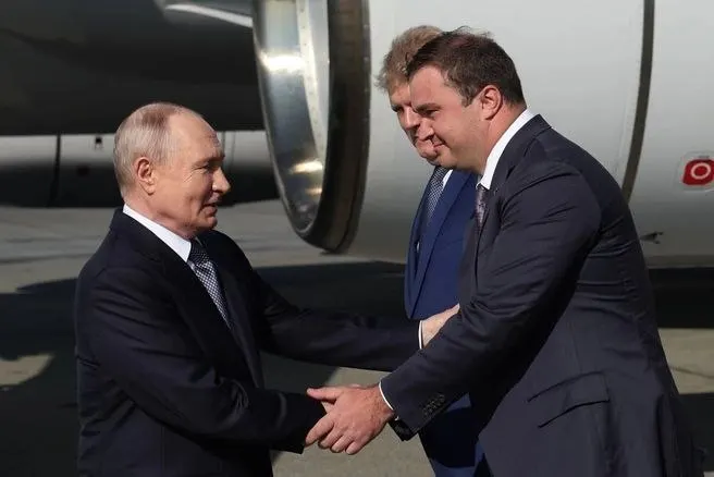 На рабочей встрече 25 июля обсуждали рост ВРП Омской области, крупные инфраструктурные проекты, поддержку участников СВО и решение давних проблем региона. Губернатор отметил ускорение роста ВРП до примерно 1,3% и рост сельскохозяйственного производства на ~6%.