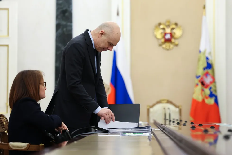 Парламент упростил Минфину процедуру увеличения расходов и госдолга. Это делает финансирование текущих потребностей удобнее, но повышает неопределённость, риск инфляции и стоимость заимствований, ослабляя стимулы для инвестиций и подрывая долгосрочную стабильность.