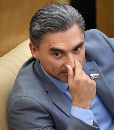 Депутат Андрей Свинцов заявил, что Telegram может продолжить работу в РФ при открытии представительства, переносе хранения данных в страну и сотрудничестве со спецслужбами; россиянам рекомендовали воздержаться от финансовых операций внутри платформы на фоне уголовного дела против Павла Дурова.