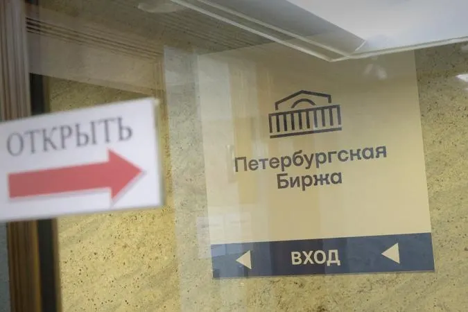 Биржа запретит закупки топлива лишь для перепродажи между посредниками: покупать разрешат только для собственных нужд или для заранее указанного конечного получателя. За нарушение правил торгов участникам грозит ограничение доступа к площадке.