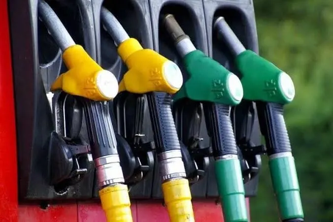 Из‑за повреждений нефтеперерабатывающих заводов Россия вынуждена импортировать топливо: партия около 30 тыс. тонн АИ‑92 была отгружена в Танжере и сейчас разгружается в Мурманске. Власти ввели запрет на экспорт и расширили внешние закупки.