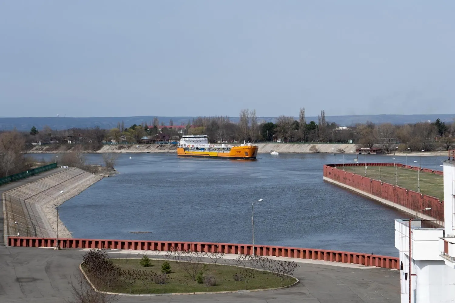 Судоходство по каналу, соединяющему Дон с Азовским морем, приостановлено после серии атак беспилотников. Остановка может повлиять на экспорт зерна и поставки топлива в Крым.