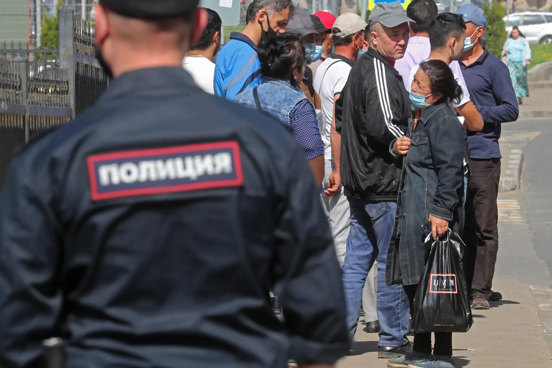 Ко второму чтению в Госдуме предлагают добавить в перечень оснований для обязательной депортации иностранцев дискриминацию и неповиновение пограничникам.