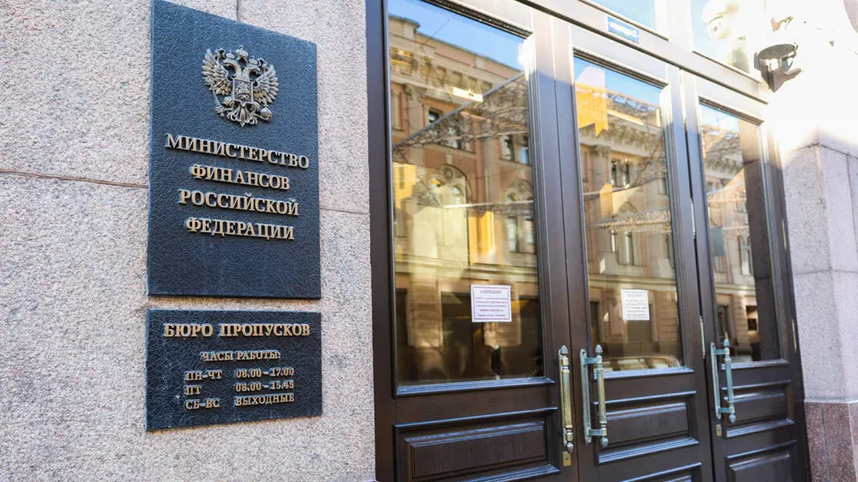 После 2022 года финансирование федерального бюджета всё в большей степени опирается на заимствования. Объём госдолга резко вырос, а обслуживание долга стало одной из крупнейших статей расходов, предупреждают эксперты.