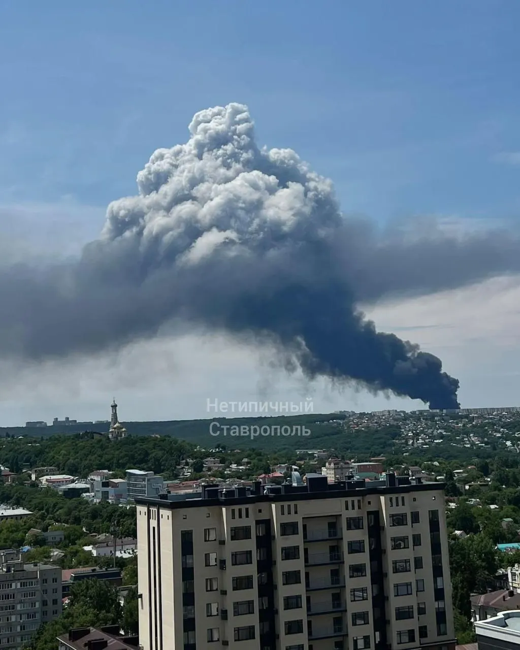 Возгорание в индустриальном парке началось, по предварительным данным, из‑за разгерметизации газового баллона. В тушении задействованы более 30 человек и 10 единиц техники, один пострадавший госпитализирован с травмами средней тяжести.
