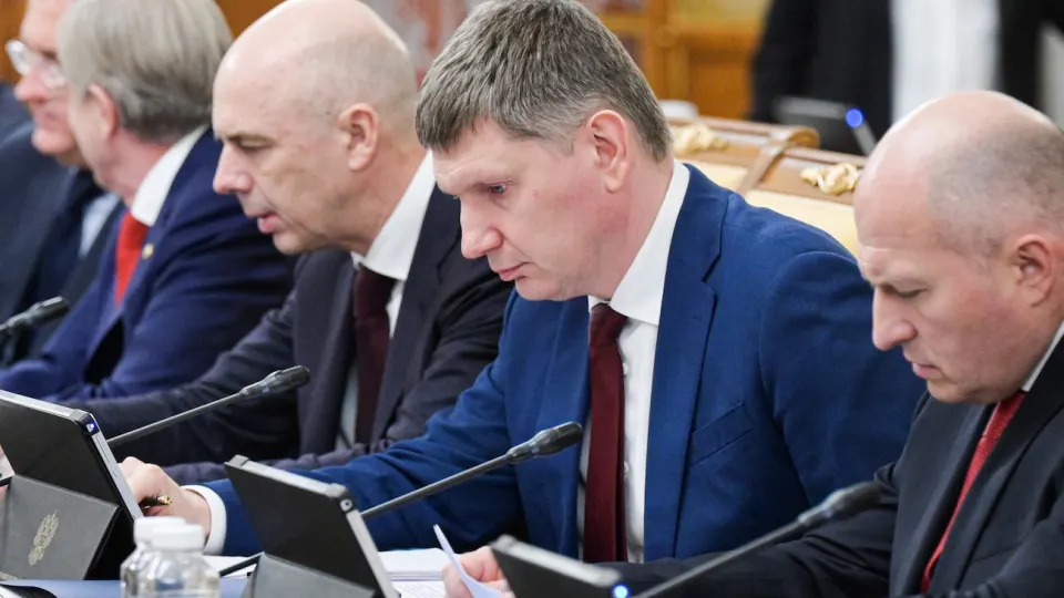 По оперативным данным Минэкономразвития ВВП РФ вырос лишь на 0,2% за январь–май; промышленность и инвестиции остаются в стагнации, а падение цен на нефть и проблемы в нефтепереработке усиливают риски рецессии.