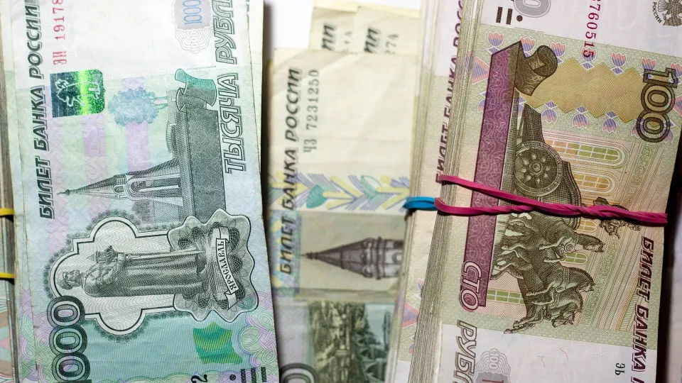 С начала июля объем наличных в обращении резко вырос: с 1 по 16 июля — на 513 млрд рублей. Увеличение оттока сопровождается ростом проблемных кредитов и усиленным обращением банков к операциям Центробанка.