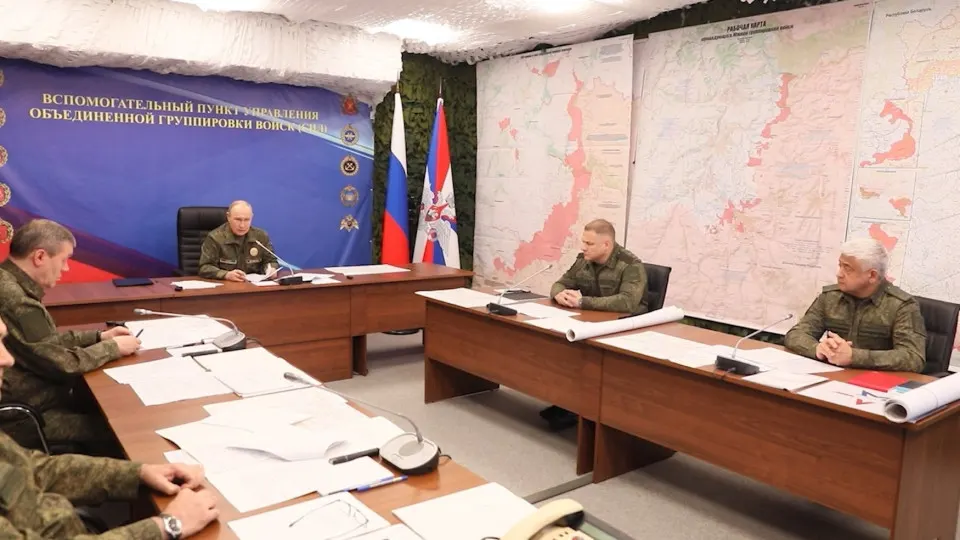 На совещании с военными президент потребовал анализа участия союзников Украины в реальных боевых действиях и объявил о продолжении массированных ударов по инфраструктуре военного назначения в Украине.