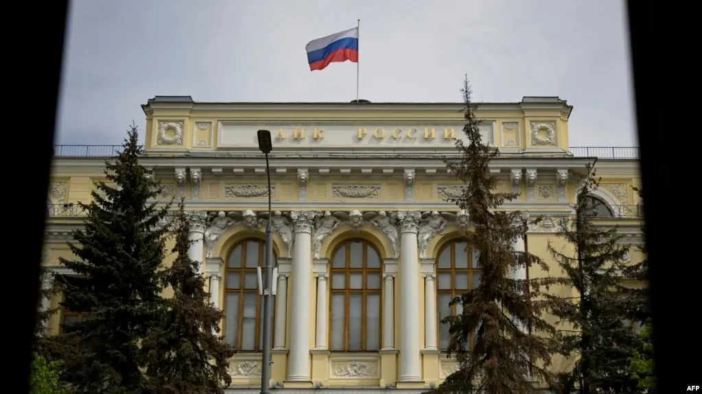 Bitcoin, Ethereum и USDT стали доступны для публичного обращения на биржах. Введены лимиты для неквалифицированных инвесторов, а также требования к тестированию перед сделками. Закон о цифровых валютах начнет действовать с 1 сентября 2026 года.