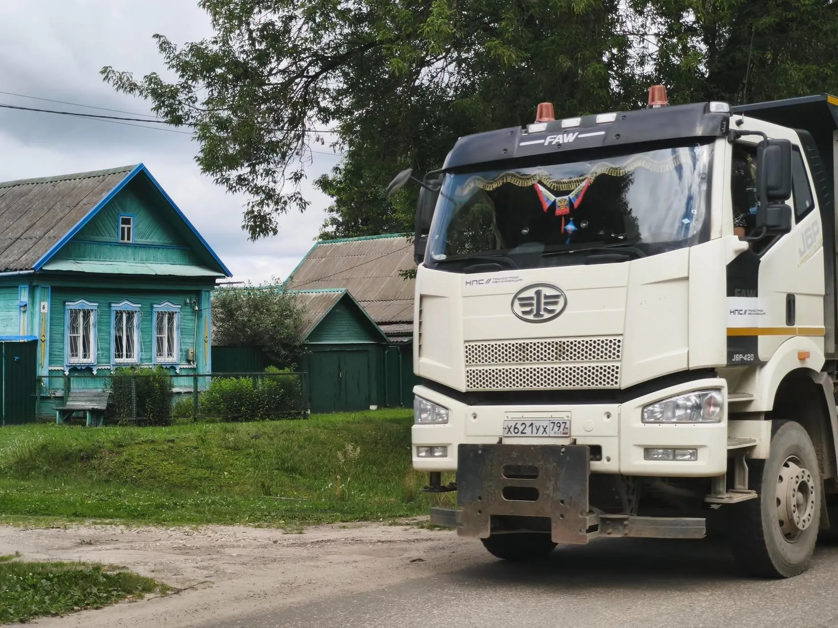 Жители деревень вдоль будущей скоростной магистрали сталкиваются с изъятием домов и готовятся к соседству с поездами и грузовиками.