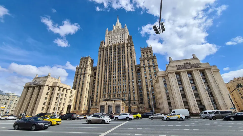 Заместитель министра иностранных дел РФ заявил, что без устранения причин кризиса никакая заморозка боевых действий невозможна; в выступлении затрагиваются вопросы США, Киева и дипломатических попыток.