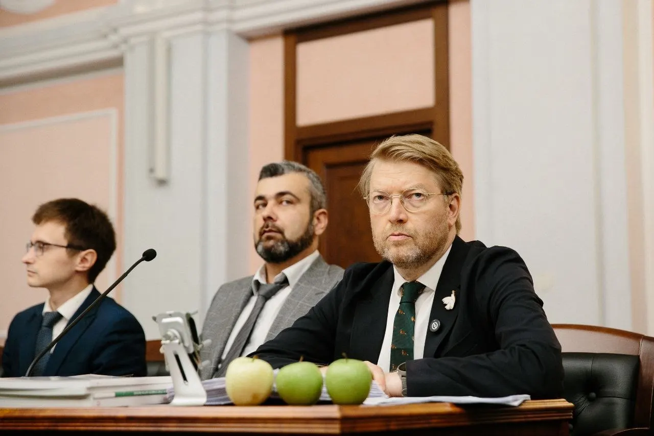 Иск о снятии кандидата «Яблока» с выборов обсуждается в Верховном суде; спор касается авторских прав, использования архивного фото и призыва к прекращению огня.