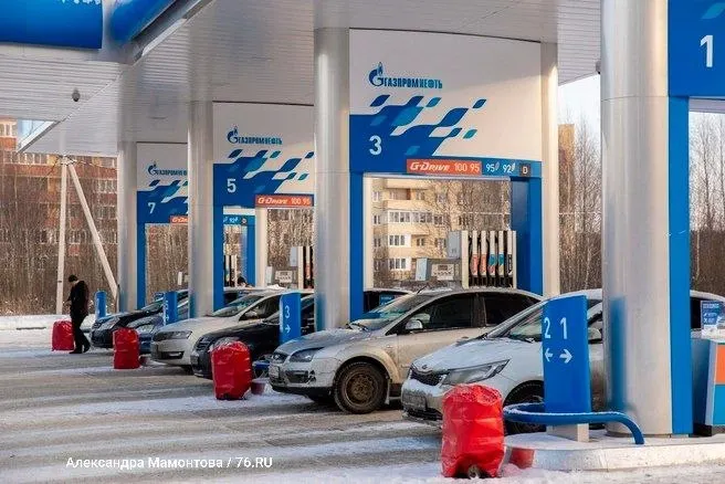 Лимиты сняты на заправках по стране: клиенты могут заправляться в любом объёме, а оплату за топливо можно оформить после заправки.