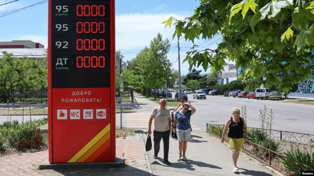 В Геленджике и близлежащих населённых пунктах истощились запасы бензина. Власти опубликовали список работающих заправок, очереди у станций растут, а многие придорожные заправки остаются без топлива.