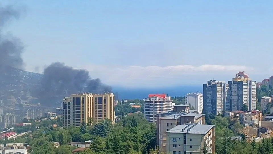 Украинские беспилотники атаковали побережье Ялты, вызвав пожар в одном из зданий на набережной и массовую эвакуацию жителей. Аналитики отмечают использование FPV-дронов.