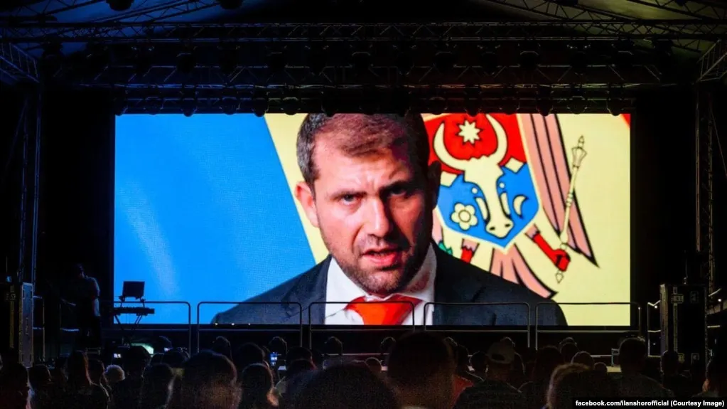 Платежная структура, связанная с Кремлём, якобы обходила санкции через сеть банков и подставных фирм; за проектом стоит бизнесмен Илан Шор.