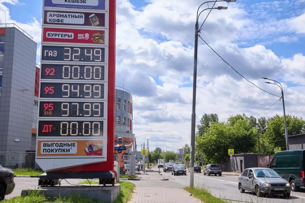 ФАС зафиксировала претензии к как минимум 70 продавцам топлива по всей стране на фоне резкого роста цен; региональные примеры иллюстрируют кризис на рынке бензина и дизеля.